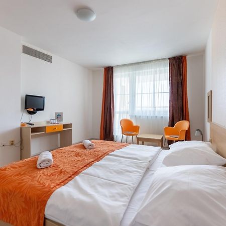 Hotel And Park Divoka Voda 브라티슬라바 외부 사진